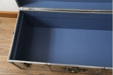 和製アンティーク　お部屋のアクセントにおすすめなジュラルミン張りのトランク(センターテーブル、ローテーブル、収納、ディスプレイ)(R-073220)