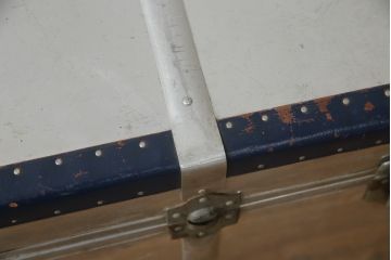 和製アンティーク　お部屋のアクセントにおすすめなジュラルミン張りのトランク(センターテーブル、ローテーブル、収納、ディスプレイ)(R-073220)