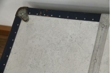 和製アンティーク　お部屋のアクセントにおすすめなジュラルミン張りのトランク(センターテーブル、ローテーブル、収納、ディスプレイ)(R-073220)