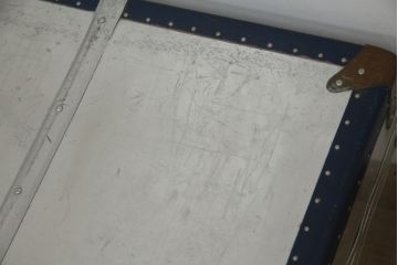 和製アンティーク　お部屋のアクセントにおすすめなジュラルミン張りのトランク(センターテーブル、ローテーブル、収納、ディスプレイ)(R-073220)