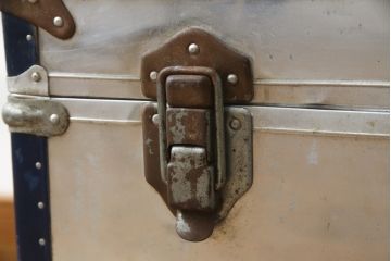 和製アンティーク　お部屋のアクセントにおすすめなジュラルミン張りのトランク(センターテーブル、ローテーブル、収納、ディスプレイ)(R-073220)