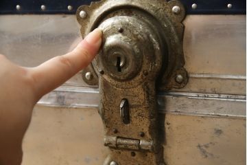 和製アンティーク　お部屋のアクセントにおすすめなジュラルミン張りのトランク(センターテーブル、ローテーブル、収納、ディスプレイ)(R-073220)