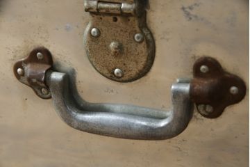 和製アンティーク　お部屋のアクセントにおすすめなジュラルミン張りのトランク(センターテーブル、ローテーブル、収納、ディスプレイ)(R-073220)