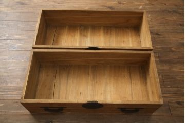 和製アンティーク　総桐(キリ)材　金具の彫刻が素晴らしい二段重ね時代箪笥(重ね箪笥、総桐箪笥、総桐たんす、和タンス、衣装たんす、整理タンス、収納タンス、引き出し)(R-073221)