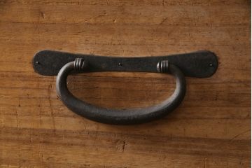 和製アンティーク　総桐(キリ)材　金具の彫刻が素晴らしい二段重ね時代箪笥(重ね箪笥、総桐箪笥、総桐たんす、和タンス、衣装たんす、整理タンス、収納タンス、引き出し)(R-073221)