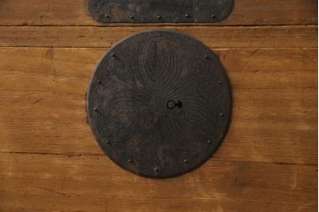 和製アンティーク　総桐(キリ)材　金具の彫刻が素晴らしい二段重ね時代箪笥(重ね箪笥、総桐箪笥、総桐たんす、和タンス、衣装たんす、整理タンス、収納タンス、引き出し)(R-073221)