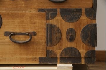 和製アンティーク　総桐(キリ)材　金具の彫刻が素晴らしい二段重ね時代箪笥(重ね箪笥、総桐箪笥、総桐たんす、和タンス、衣装たんす、整理タンス、収納タンス、引き出し)(R-073221)