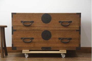 和製アンティーク　総桐(キリ)材　金具の彫刻が素晴らしい時代箪笥ローボード(総桐箪笥、総桐たんす、和タンス、衣装たんす、整理タンス、収納タンス、引き出し、ローチェスト、テレビ台、テレビボード)(R-073222)