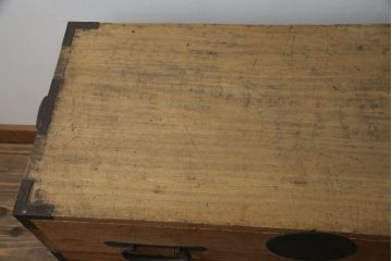 和製アンティーク　総桐(キリ)材　金具の彫刻が素晴らしい時代箪笥ローボード(総桐箪笥、総桐たんす、和タンス、衣装たんす、整理タンス、収納タンス、引き出し、ローチェスト、テレビ台、テレビボード)(R-073222)