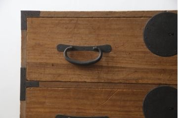 和製アンティーク　総桐(キリ)材　金具の彫刻が素晴らしい時代箪笥ローボード(総桐箪笥、総桐たんす、和タンス、衣装たんす、整理タンス、収納タンス、引き出し、ローチェスト、テレビ台、テレビボード)(R-073222)