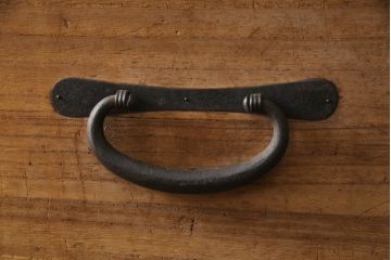 和製アンティーク　総桐(キリ)材　金具の彫刻が素晴らしい時代箪笥ローボード(総桐箪笥、総桐たんす、和タンス、衣装たんす、整理タンス、収納タンス、引き出し、ローチェスト、テレビ台、テレビボード)(R-073222)