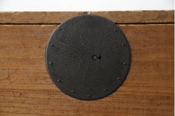 和製アンティーク　総桐(キリ)材　金具の彫刻が素晴らしい時代箪笥ローボード(総桐箪笥、総桐たんす、和タンス、衣装たんす、整理タンス、収納タンス、引き出し、ローチェスト、テレビ台、テレビボード)(R-073222)
