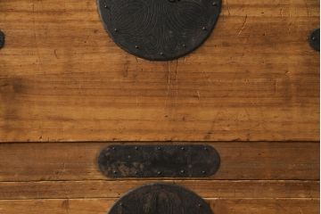 和製アンティーク　総桐(キリ)材　金具の彫刻が素晴らしい時代箪笥ローボード(総桐箪笥、総桐たんす、和タンス、衣装たんす、整理タンス、収納タンス、引き出し、ローチェスト、テレビ台、テレビボード)(R-073222)