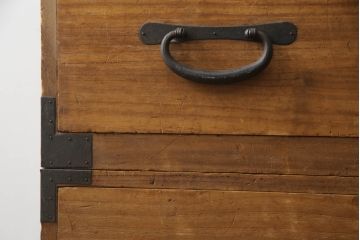 和製アンティーク　総桐(キリ)材　金具の彫刻が素晴らしい時代箪笥ローボード(総桐箪笥、総桐たんす、和タンス、衣装たんす、整理タンス、収納タンス、引き出し、ローチェスト、テレビ台、テレビボード)(R-073222)