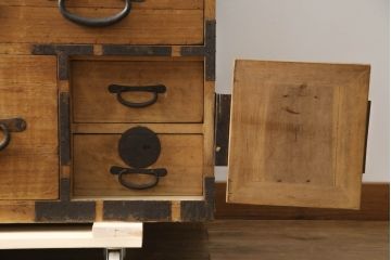 和製アンティーク　総桐(キリ)材　金具の彫刻が素晴らしい時代箪笥ローボード(総桐箪笥、総桐たんす、和タンス、衣装たんす、整理タンス、収納タンス、引き出し、ローチェスト、テレビ台、テレビボード)(R-073223)