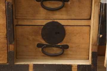 和製アンティーク　総桐(キリ)材　金具の彫刻が素晴らしい時代箪笥ローボード(総桐箪笥、総桐たんす、和タンス、衣装たんす、整理タンス、収納タンス、引き出し、ローチェスト、テレビ台、テレビボード)(R-073223)