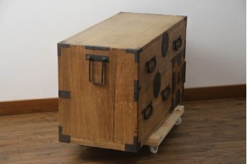 和製アンティーク　総桐(キリ)材　金具の彫刻が素晴らしい時代箪笥ローボード(総桐箪笥、総桐たんす、和タンス、衣装たんす、整理タンス、収納タンス、引き出し、ローチェスト、テレビ台、テレビボード)(R-073223)