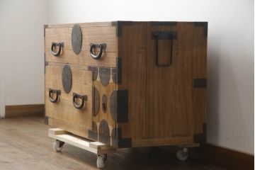 和製アンティーク　総桐(キリ)材　金具の彫刻が素晴らしい時代箪笥ローボード(総桐箪笥、総桐たんす、和タンス、衣装たんす、整理タンス、収納タンス、引き出し、ローチェスト、テレビ台、テレビボード)(R-073223)