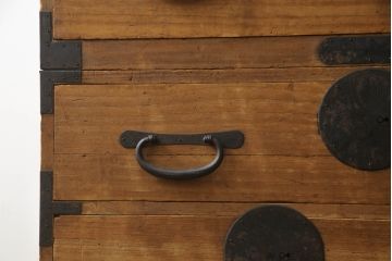 和製アンティーク　総桐(キリ)材　金具の彫刻が素晴らしい時代箪笥ローボード(総桐箪笥、総桐たんす、和タンス、衣装たんす、整理タンス、収納タンス、引き出し、ローチェスト、テレビ台、テレビボード)(R-073223)