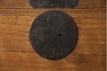 和製アンティーク　総桐(キリ)材　金具の彫刻が素晴らしい時代箪笥ローボード(総桐箪笥、総桐たんす、和タンス、衣装たんす、整理タンス、収納タンス、引き出し、ローチェスト、テレビ台、テレビボード)(R-073223)