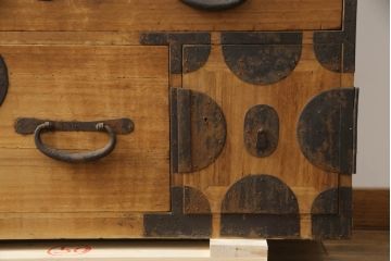 和製アンティーク　総桐(キリ)材　金具の彫刻が素晴らしい時代箪笥ローボード(総桐箪笥、総桐たんす、和タンス、衣装たんす、整理タンス、収納タンス、引き出し、ローチェスト、テレビ台、テレビボード)(R-073223)