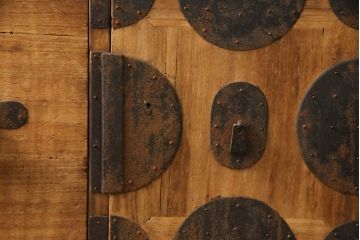 和製アンティーク　総桐(キリ)材　金具の彫刻が素晴らしい時代箪笥ローボード(総桐箪笥、総桐たんす、和タンス、衣装たんす、整理タンス、収納タンス、引き出し、ローチェスト、テレビ台、テレビボード)(R-073223)