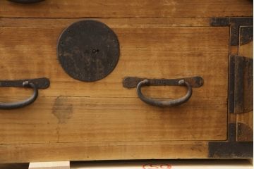 和製アンティーク　総桐(キリ)材　金具の彫刻が素晴らしい時代箪笥ローボード(総桐箪笥、総桐たんす、和タンス、衣装たんす、整理タンス、収納タンス、引き出し、ローチェスト、テレビ台、テレビボード)(R-073223)