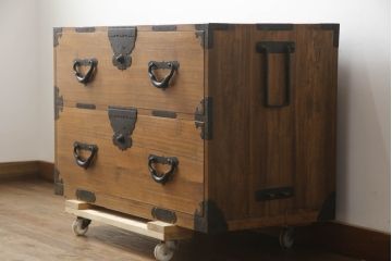 和製アンティーク　上手物　総桐(キリ)材　木地色　木瓜(モッコ)引き手が魅力的な時代箪笥ローボード(総桐箪笥、総桐たんす、和タンス、衣装たんす、整理タンス、収納タンス、引き出し、ローチェスト、テレビ台、テレビボード)(R-073225)