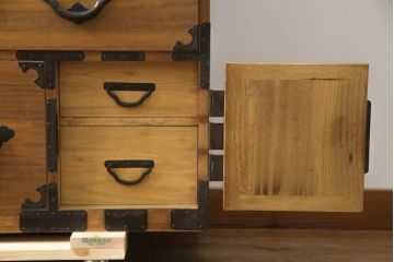 和製アンティーク　上手物　総桐(キリ)材　木地色　木瓜(モッコ)引き手が魅力的な時代箪笥ローボード(総桐箪笥、総桐たんす、和タンス、衣装たんす、整理タンス、収納タンス、引き出し、ローチェスト、テレビ台、テレビボード)(R-073226)