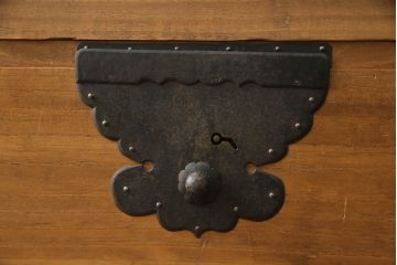 和製アンティーク　上手物　総桐(キリ)材　木地色　木瓜(モッコ)引き手が魅力的な時代箪笥ローボード(総桐箪笥、総桐たんす、和タンス、衣装たんす、整理タンス、収納タンス、引き出し、ローチェスト、テレビ台、テレビボード)(R-073226)