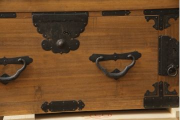 和製アンティーク　上手物　総桐(キリ)材　木地色　木瓜(モッコ)引き手が魅力的な時代箪笥ローボード(総桐箪笥、総桐たんす、和タンス、衣装たんす、整理タンス、収納タンス、引き出し、ローチェスト、テレビ台、テレビボード)(R-073226)