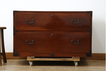 和製アンティーク　前面欅(ケヤキ)材　漆塗り　使い込まれた風合いが味わい深い時代箪笥ローチェスト　(R-073231)