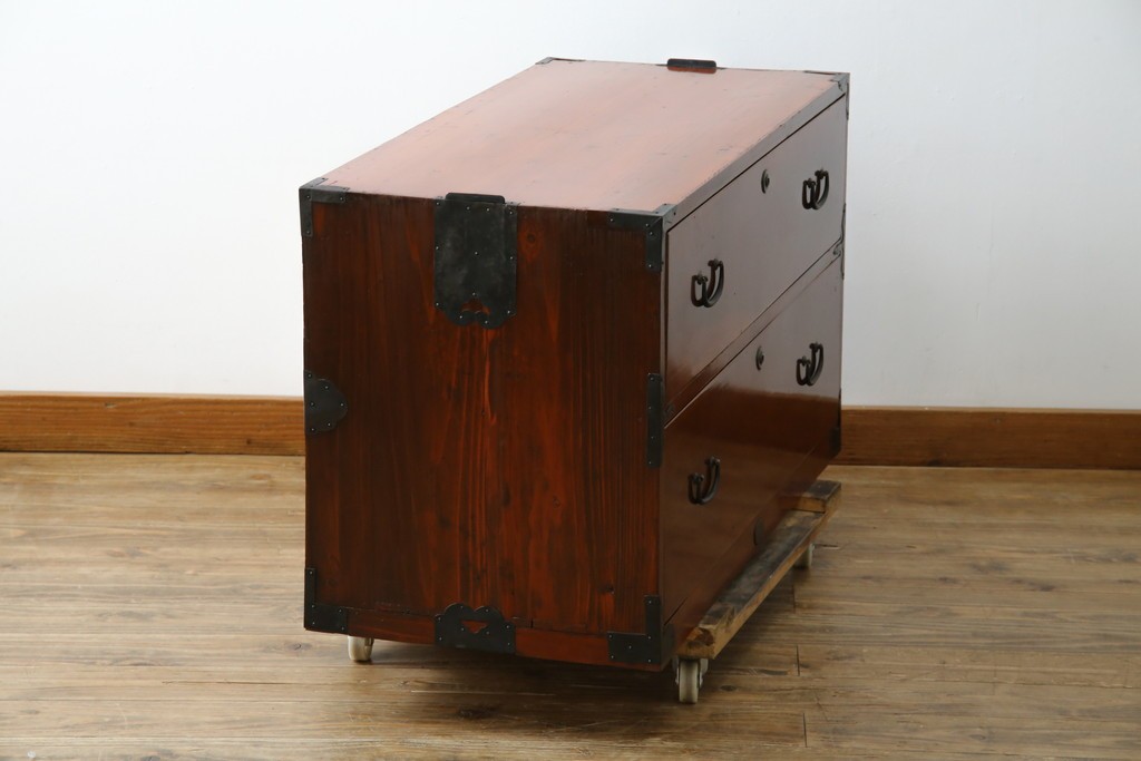 和製アンティーク　前面欅(ケヤキ)材　漆塗り　使い込まれた風合いが味わい深い時代箪笥ローチェスト　(R-073231)