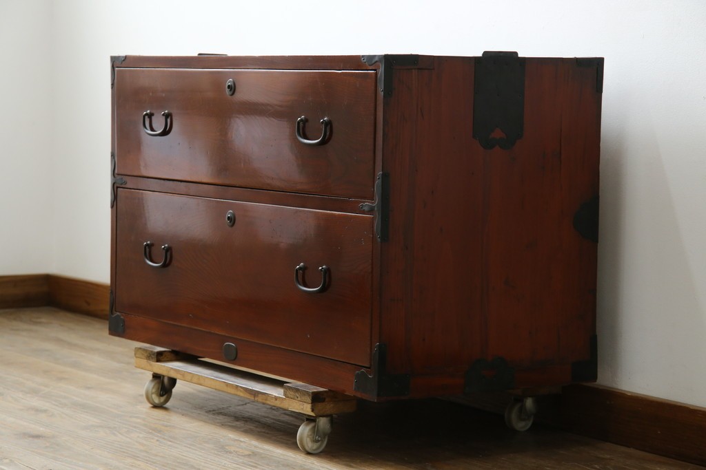 和製アンティーク　前面欅(ケヤキ)材　漆塗り　使い込まれた風合いが味わい深い時代箪笥ローチェスト　(R-073231)