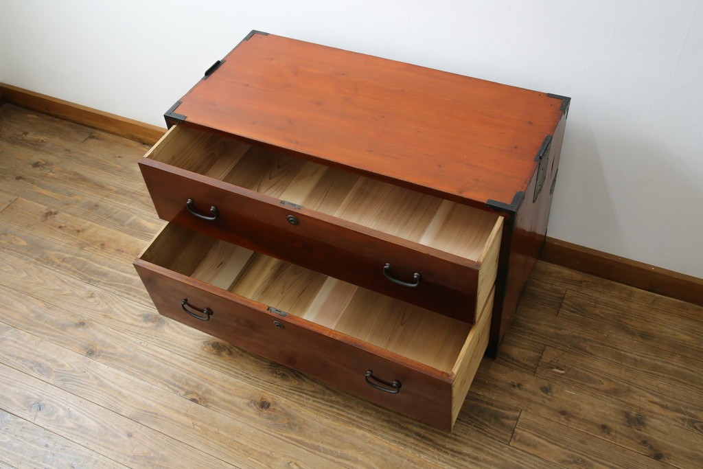 和製アンティーク　前面欅(ケヤキ)材　漆塗り　使い込まれた風合いが味わい深い時代箪笥ローチェスト　(R-073231)