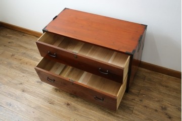 和製アンティーク　前面欅(ケヤキ)材　漆塗り　使い込まれた風合いが味わい深い時代箪笥ローチェスト　(R-073231)