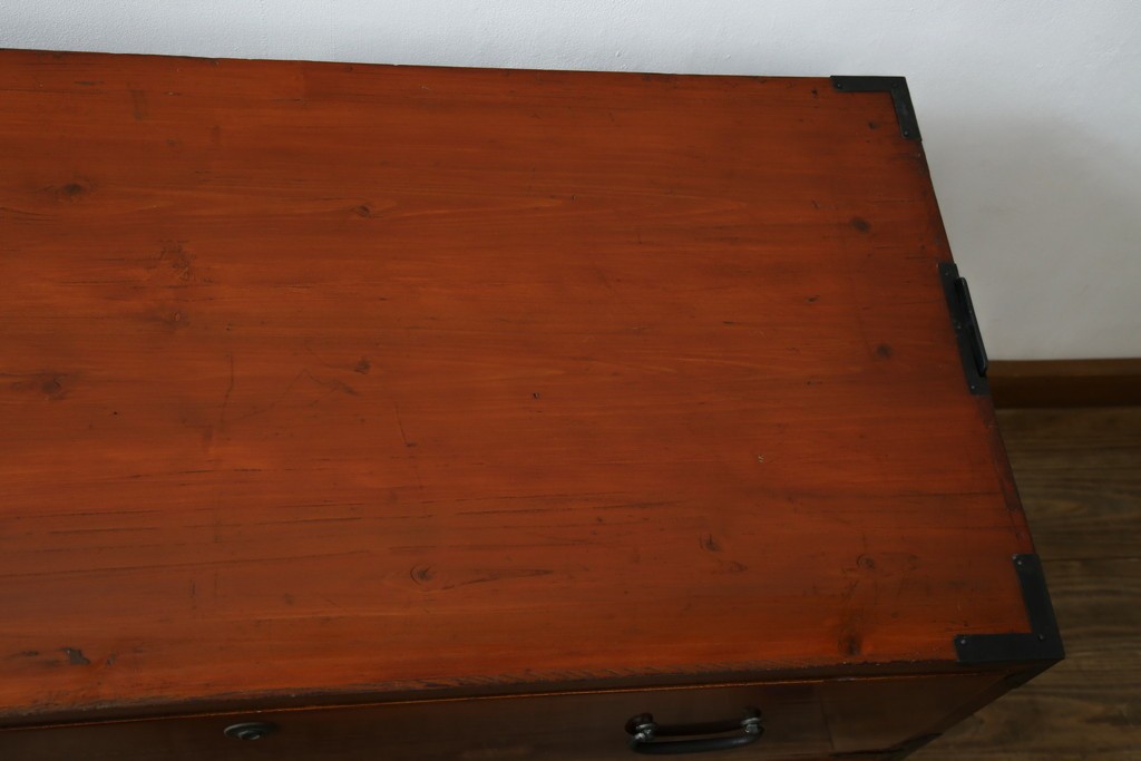 和製アンティーク　前面欅(ケヤキ)材　漆塗り　使い込まれた風合いが味わい深い時代箪笥ローチェスト　(R-073231)