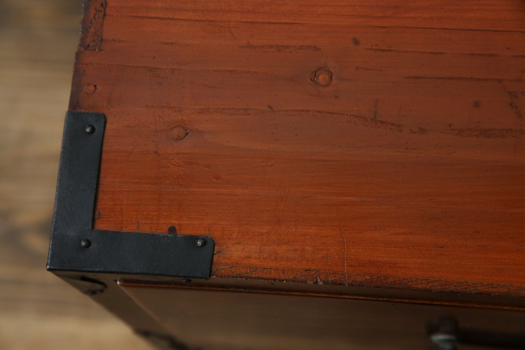 和製アンティーク　前面欅(ケヤキ)材　漆塗り　使い込まれた風合いが味わい深い時代箪笥ローチェスト　(R-073231)