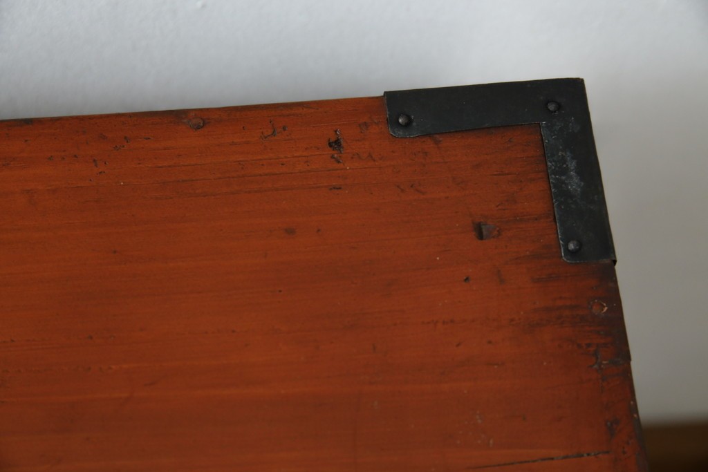 和製アンティーク　前面欅(ケヤキ)材　漆塗り　使い込まれた風合いが味わい深い時代箪笥ローチェスト　(R-073231)