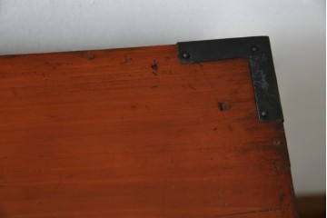 和製アンティーク　前面欅(ケヤキ)材　漆塗り　使い込まれた風合いが味わい深い時代箪笥ローチェスト　(R-073231)