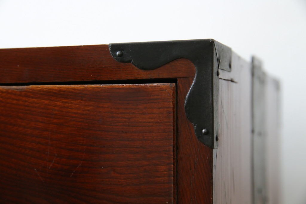 和製アンティーク　前面欅(ケヤキ)材　漆塗り　使い込まれた風合いが味わい深い時代箪笥ローチェスト　(R-073231)