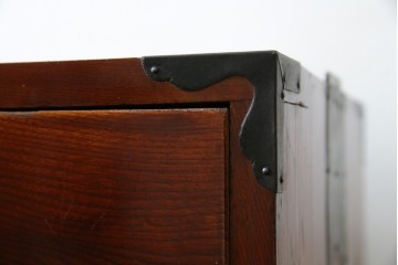 和製アンティーク　前面欅(ケヤキ)材　漆塗り　使い込まれた風合いが味わい深い時代箪笥ローチェスト　(R-073231)