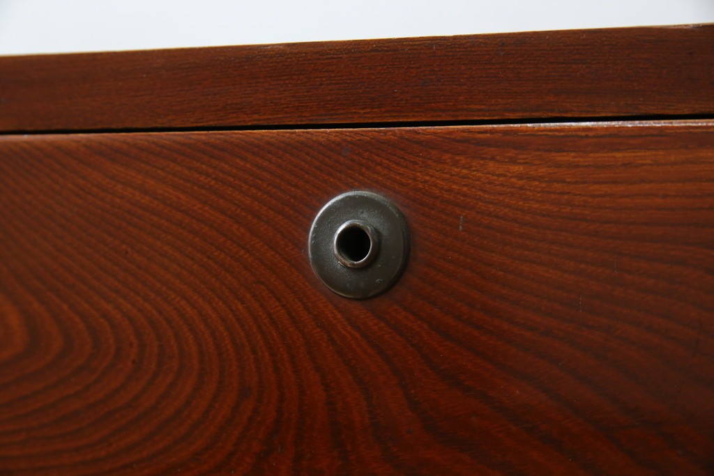 和製アンティーク　前面欅(ケヤキ)材　漆塗り　使い込まれた風合いが味わい深い時代箪笥ローチェスト　(R-073231)