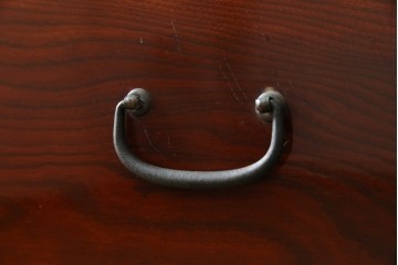 和製アンティーク　前面欅(ケヤキ)材　漆塗り　使い込まれた風合いが味わい深い時代箪笥ローチェスト　(R-073231)