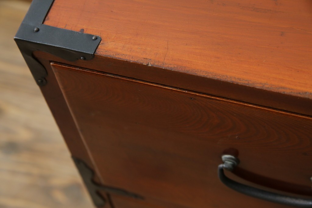 和製アンティーク　前面欅(ケヤキ)材　漆塗り　使い込まれた風合いが味わい深い時代箪笥ローチェスト　(R-073231)