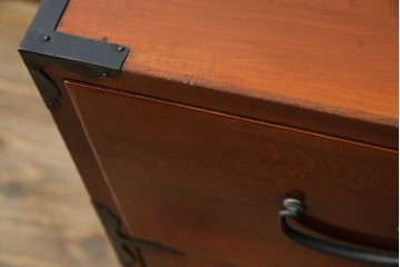 和製アンティーク　前面欅(ケヤキ)材　漆塗り　使い込まれた風合いが味わい深い時代箪笥ローチェスト　(R-073231)