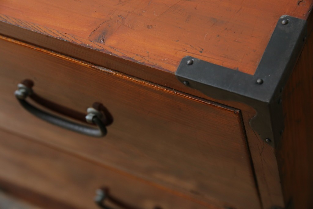 和製アンティーク　前面欅(ケヤキ)材　漆塗り　使い込まれた風合いが味わい深い時代箪笥ローチェスト　(R-073231)