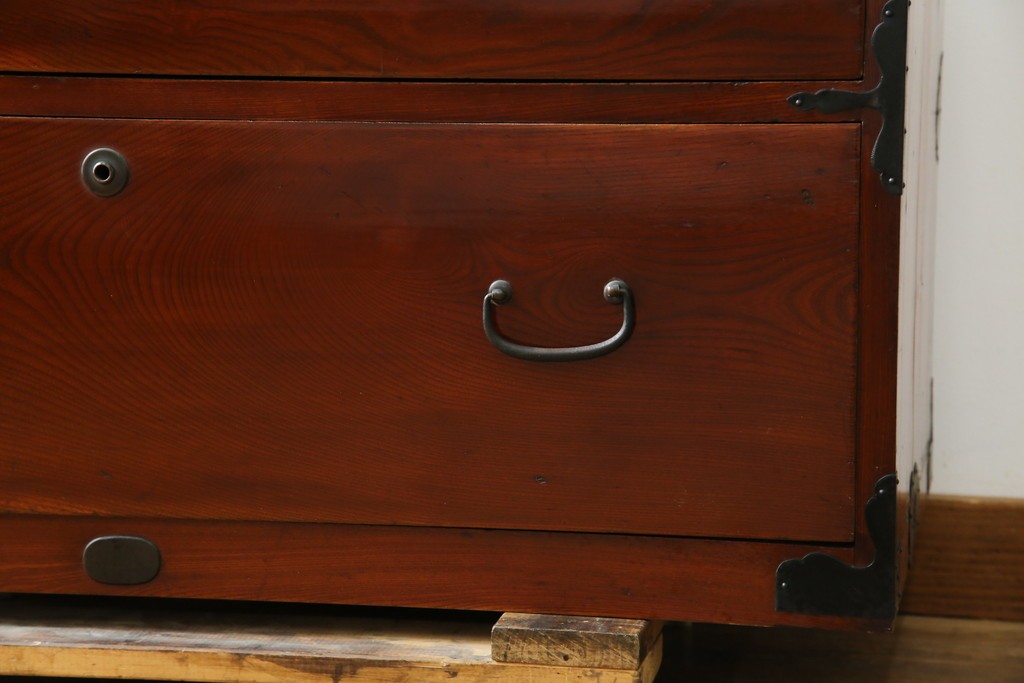 和製アンティーク　前面欅(ケヤキ)材　漆塗り　使い込まれた風合いが味わい深い時代箪笥ローチェスト　(R-073231)