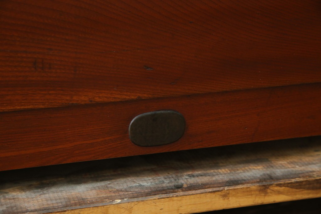 和製アンティーク　前面欅(ケヤキ)材　漆塗り　使い込まれた風合いが味わい深い時代箪笥ローチェスト　(R-073231)