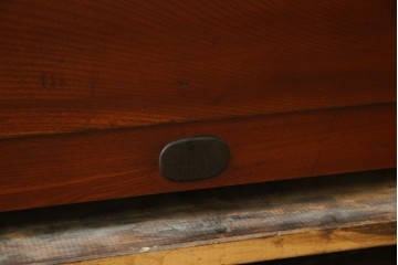 和製アンティーク　前面欅(ケヤキ)材　漆塗り　使い込まれた風合いが味わい深い時代箪笥ローチェスト　(R-073231)